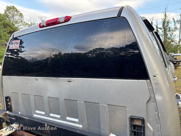 image for item EA7039 2008 Chevrolet Silverado 3500HD Crew Cab flatbed pickup truck