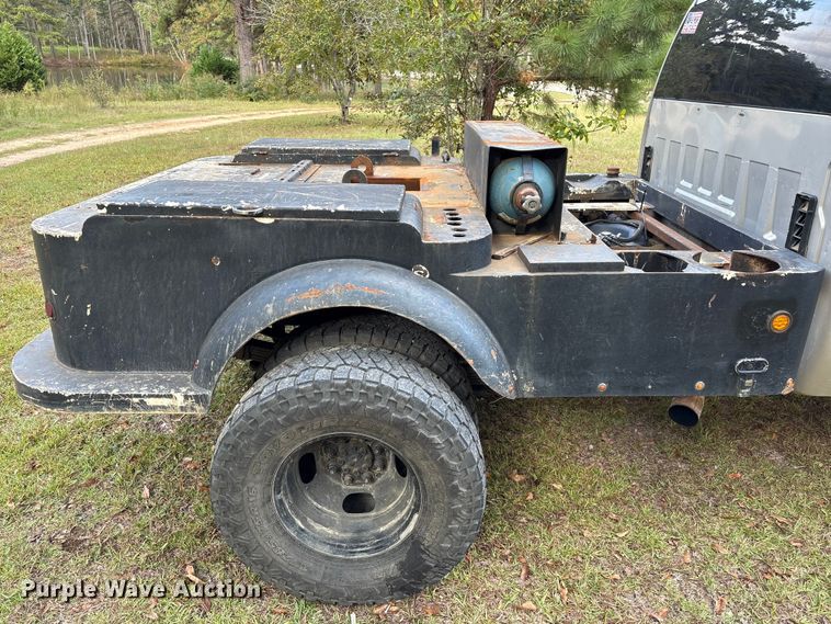 image for item EA7039 2008 Chevrolet Silverado 3500HD Crew Cab flatbed pickup truck