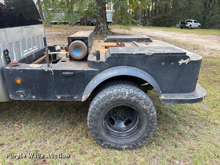 image for item EA7039 2008 Chevrolet Silverado 3500HD Crew Cab flatbed pickup truck