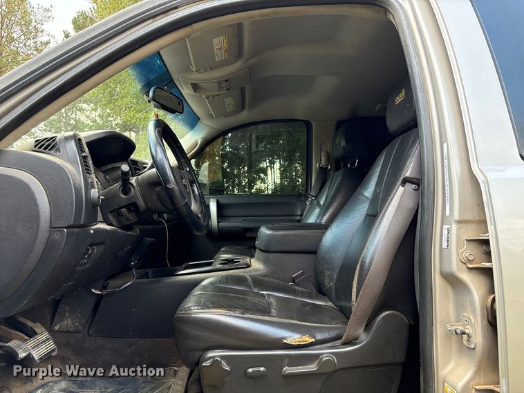 image for item EA7039 2008 Chevrolet Silverado 3500HD Crew Cab flatbed pickup truck