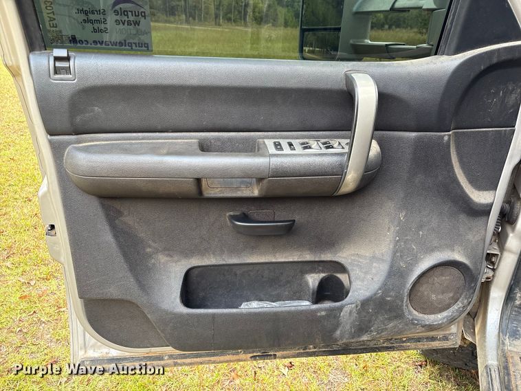 image for item EA7039 2008 Chevrolet Silverado 3500HD Crew Cab flatbed pickup truck