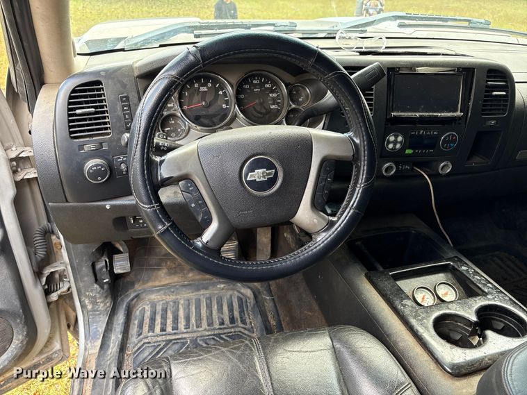 image for item EA7039 2008 Chevrolet Silverado 3500HD Crew Cab flatbed pickup truck