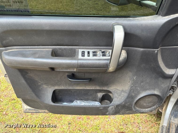 image for item EA7039 2008 Chevrolet Silverado 3500HD Crew Cab flatbed pickup truck