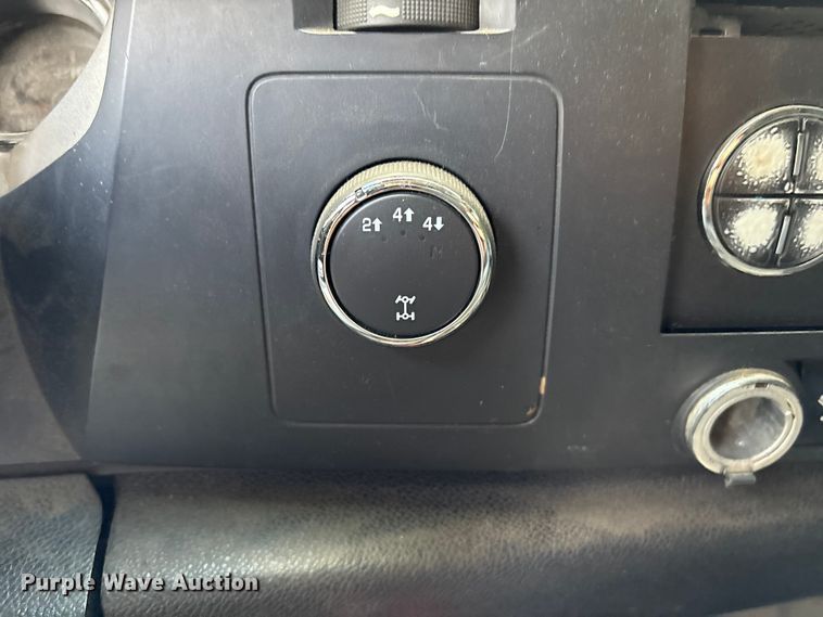 image for item EA7039 2008 Chevrolet Silverado 3500HD Crew Cab flatbed pickup truck