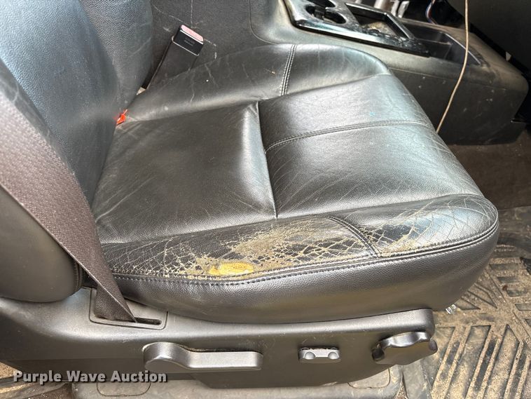 image for item EA7039 2008 Chevrolet Silverado 3500HD Crew Cab flatbed pickup truck