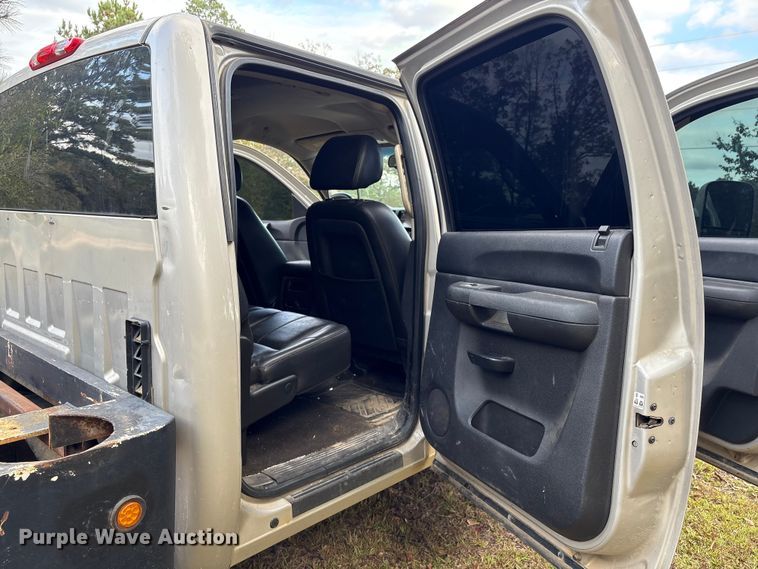 image for item EA7039 2008 Chevrolet Silverado 3500HD Crew Cab flatbed pickup truck
