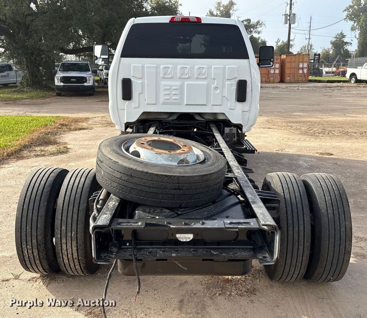 image for item EA7042 2019 Chevrolet Silverado 5500 truck cab and chassis