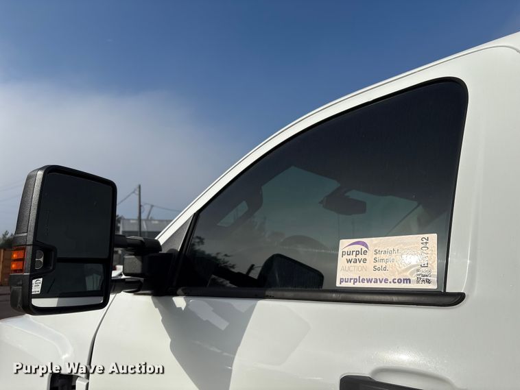 image for item EA7042 2019 Chevrolet Silverado 5500 truck cab and chassis