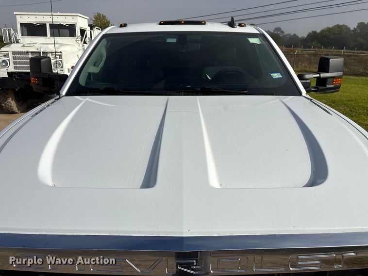 image for item EA7042 2019 Chevrolet Silverado 5500 truck cab and chassis