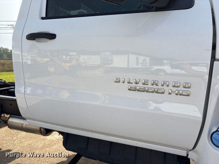 image for item EA7042 2019 Chevrolet Silverado 5500 truck cab and chassis