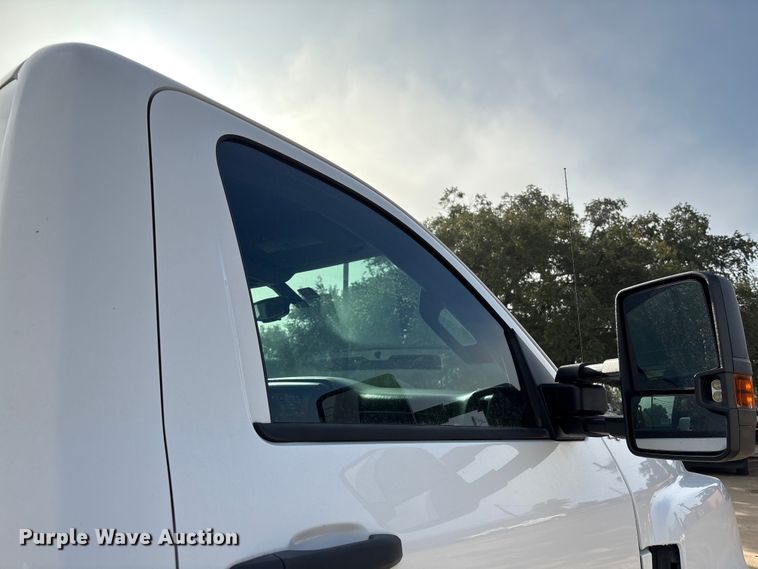 image for item EA7042 2019 Chevrolet Silverado 5500 truck cab and chassis