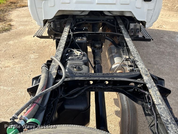 image for item EA7042 2019 Chevrolet Silverado 5500 truck cab and chassis