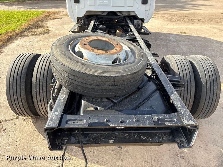 image for item EA7042 2019 Chevrolet Silverado 5500 truck cab and chassis