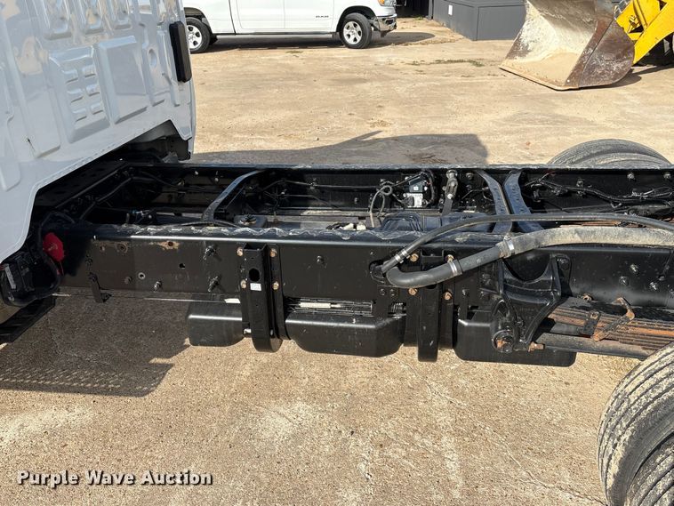 image for item EA7042 2019 Chevrolet Silverado 5500 truck cab and chassis