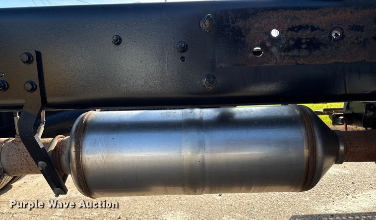 image for item EA7042 2019 Chevrolet Silverado 5500 truck cab and chassis