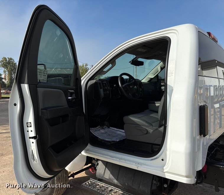 image for item EA7042 2019 Chevrolet Silverado 5500 truck cab and chassis