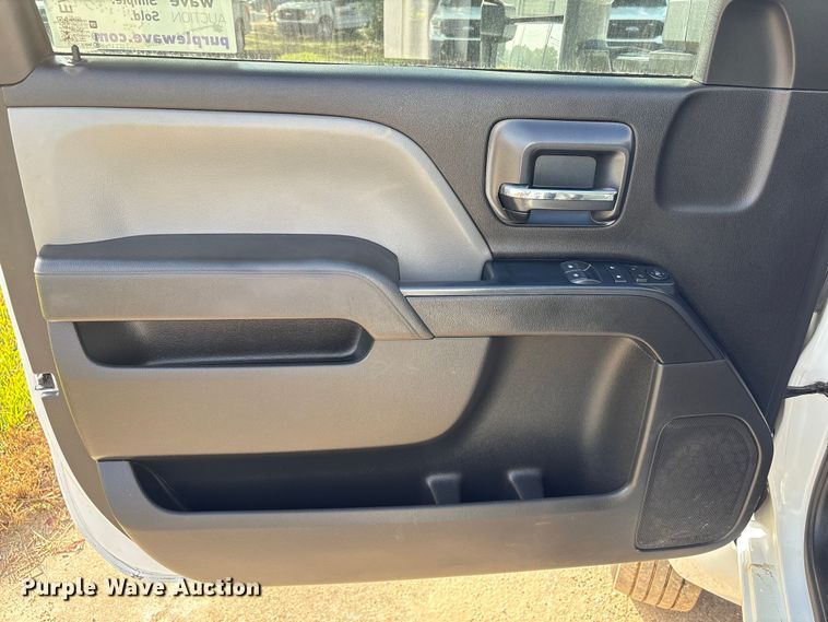 image for item EA7042 2019 Chevrolet Silverado 5500 truck cab and chassis