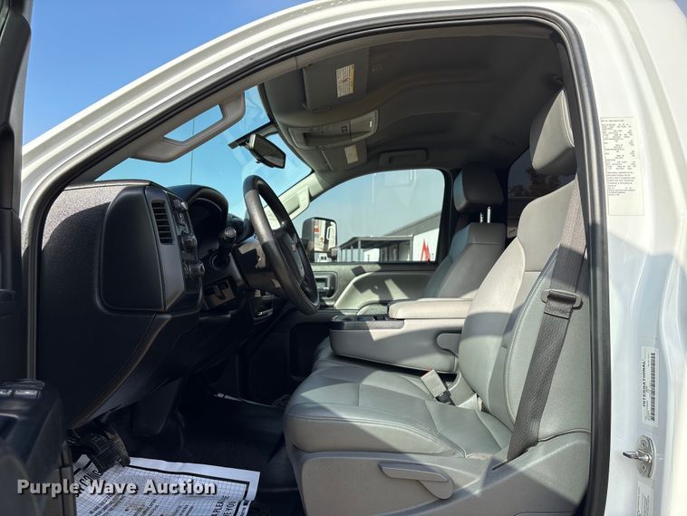 image for item EA7042 2019 Chevrolet Silverado 5500 truck cab and chassis