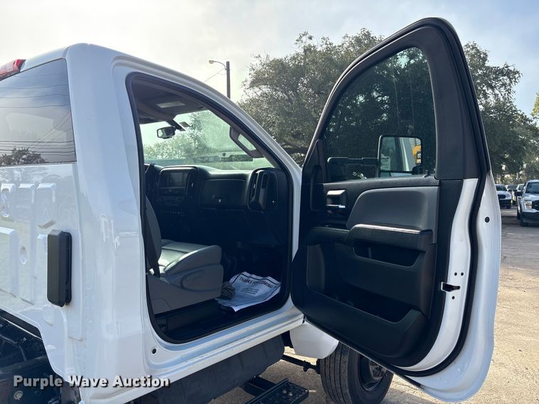 image for item EA7042 2019 Chevrolet Silverado 5500 truck cab and chassis