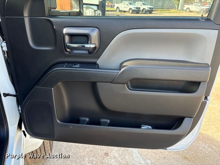 image for item EA7042 2019 Chevrolet Silverado 5500 truck cab and chassis