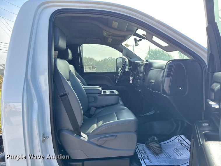 image for item EA7042 2019 Chevrolet Silverado 5500 truck cab and chassis