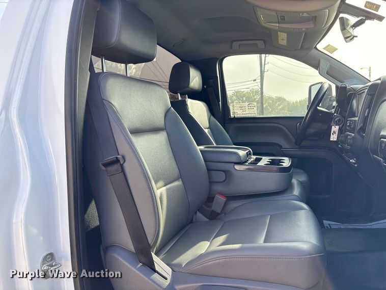 image for item EA7042 2019 Chevrolet Silverado 5500 truck cab and chassis