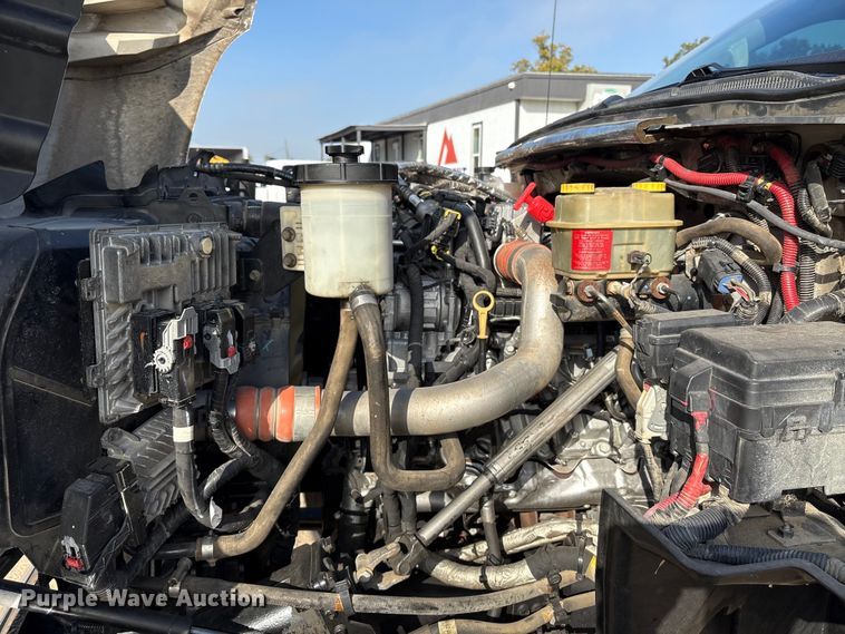 image for item EA7042 2019 Chevrolet Silverado 5500 truck cab and chassis