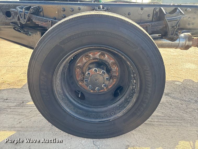 image for item EA7042 2019 Chevrolet Silverado 5500 truck cab and chassis