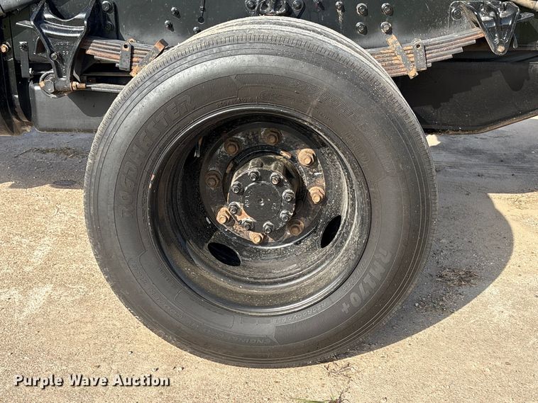 image for item EA7042 2019 Chevrolet Silverado 5500 truck cab and chassis