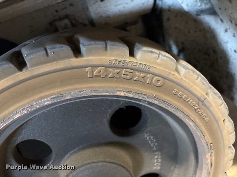 image for item EC8133 2017 UniCarriers CFS40 forklift