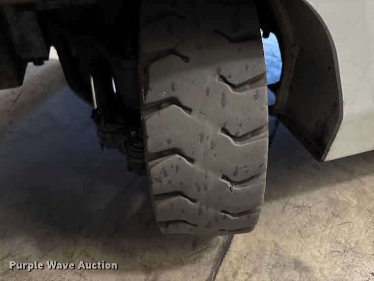 image for item EC8133 2017 UniCarriers CFS40 forklift