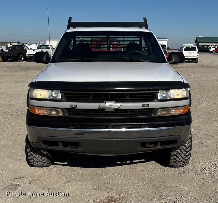image for item ED1556 2000 Chevrolet Silverado 2500 flatbed pickup truck