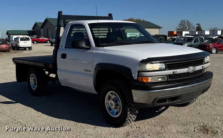image for item ED1556 2000 Chevrolet Silverado 2500 flatbed pickup truck