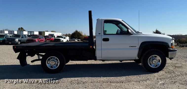 image for item ED1556 2000 Chevrolet Silverado 2500 flatbed pickup truck