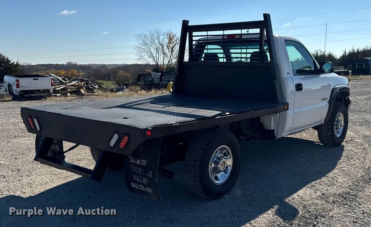 image for item ED1556 2000 Chevrolet Silverado 2500 flatbed pickup truck
