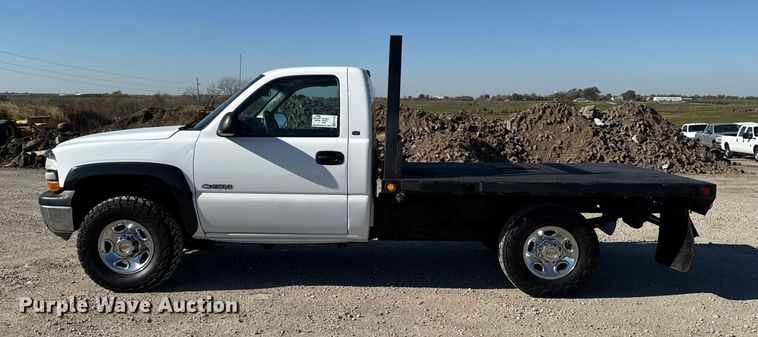 image for item ED1556 2000 Chevrolet Silverado 2500 flatbed pickup truck