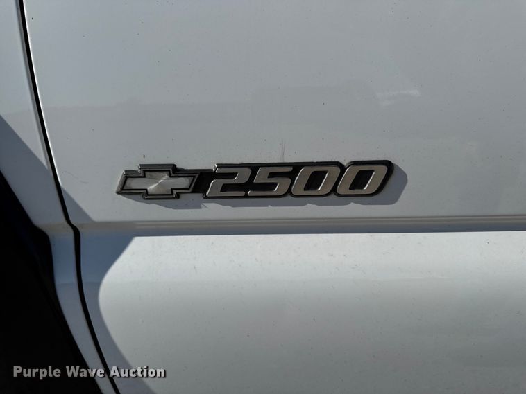 image for item ED1556 2000 Chevrolet Silverado 2500 flatbed pickup truck