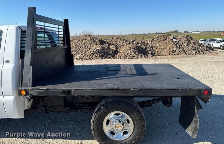 image for item ED1556 2000 Chevrolet Silverado 2500 flatbed pickup truck