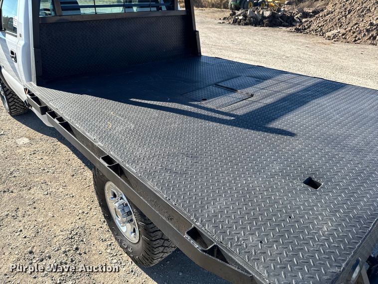 image for item ED1556 2000 Chevrolet Silverado 2500 flatbed pickup truck