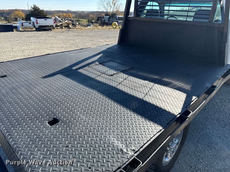 image for item ED1556 2000 Chevrolet Silverado 2500 flatbed pickup truck