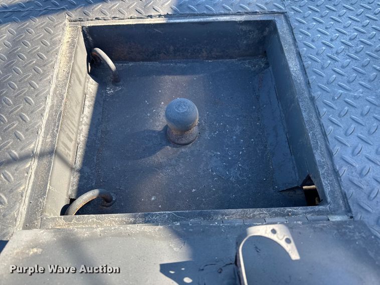 image for item ED1556 2000 Chevrolet Silverado 2500 flatbed pickup truck