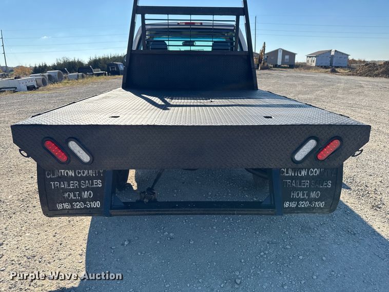 image for item ED1556 2000 Chevrolet Silverado 2500 flatbed pickup truck