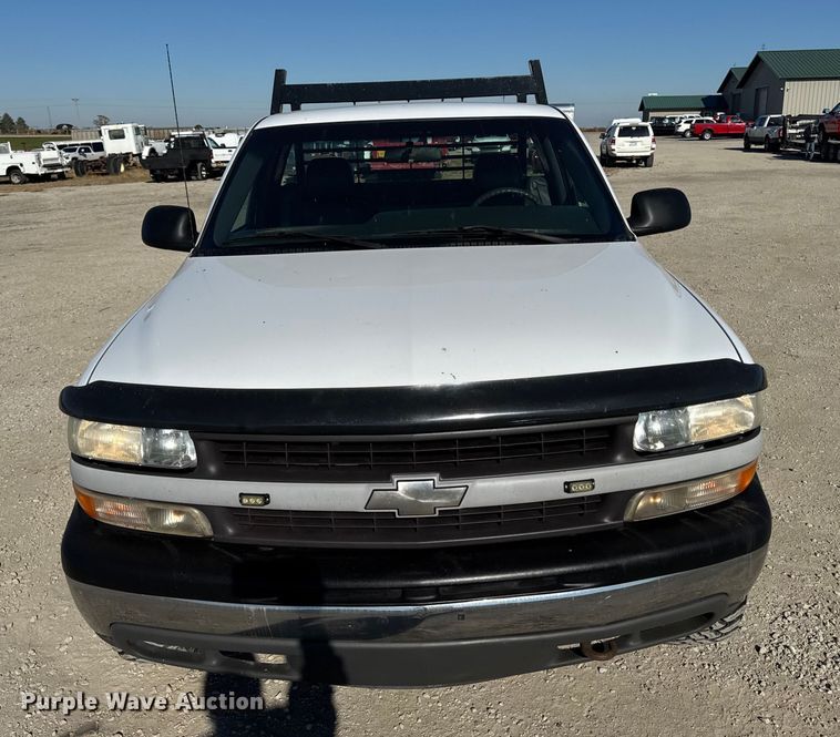 image for item ED1556 2000 Chevrolet Silverado 2500 flatbed pickup truck