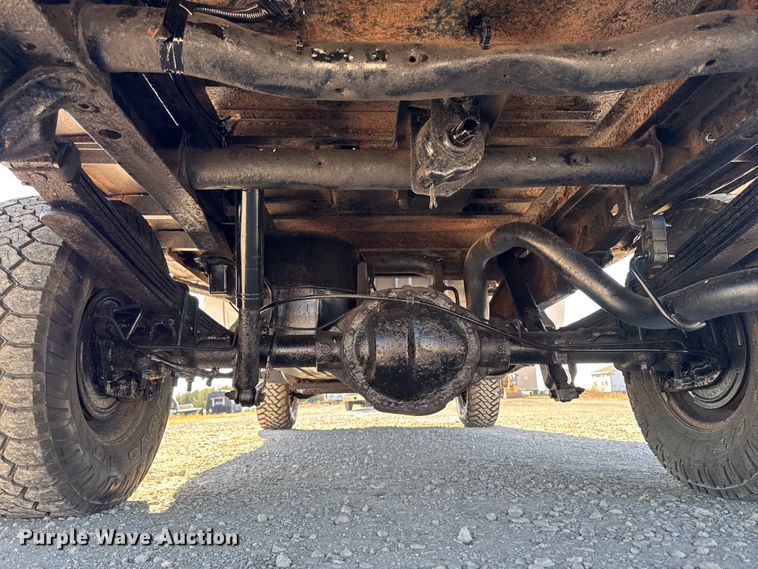 image for item ED1556 2000 Chevrolet Silverado 2500 flatbed pickup truck