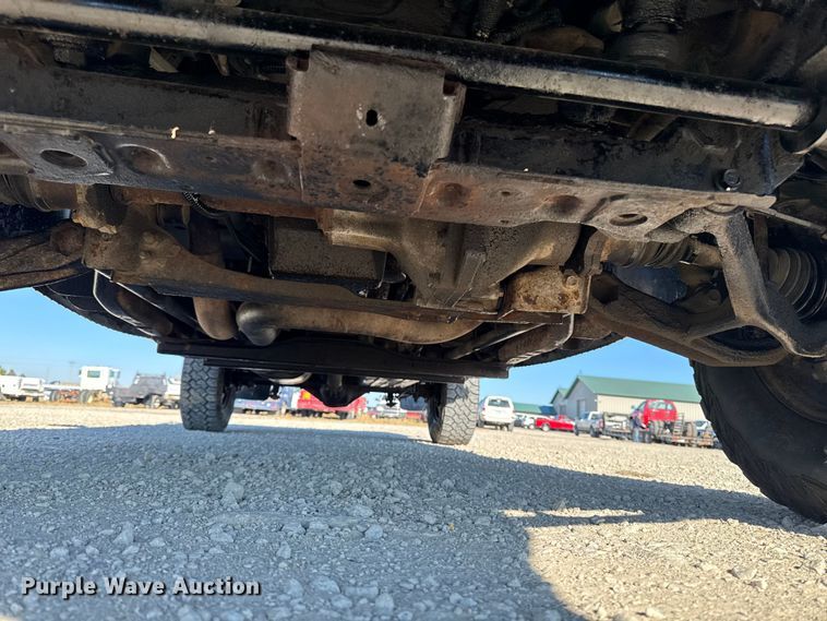 image for item ED1556 2000 Chevrolet Silverado 2500 flatbed pickup truck