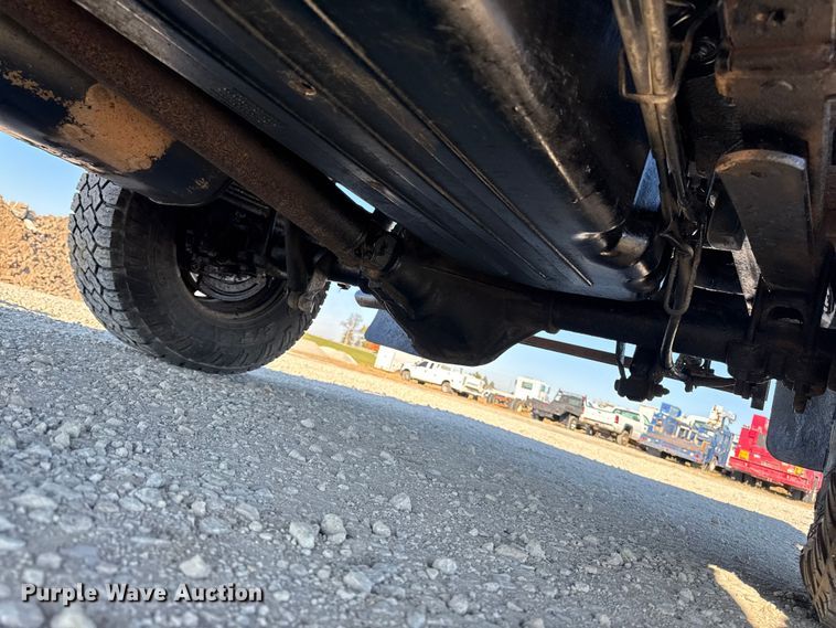 image for item ED1556 2000 Chevrolet Silverado 2500 flatbed pickup truck