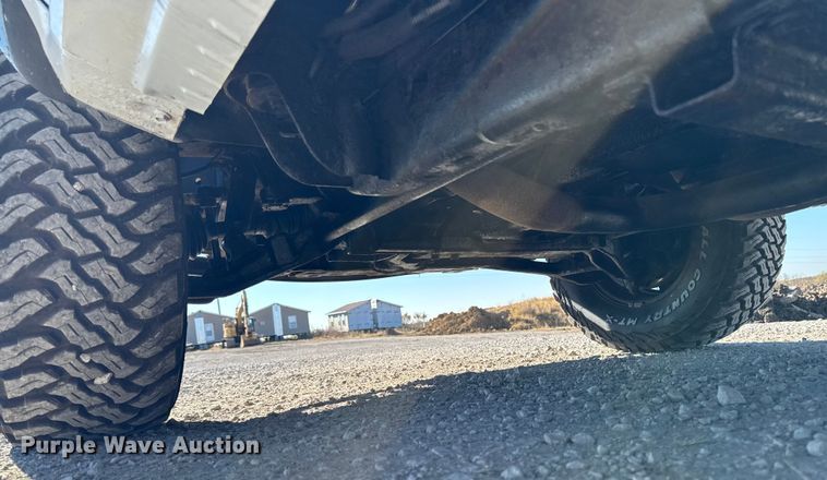 image for item ED1556 2000 Chevrolet Silverado 2500 flatbed pickup truck