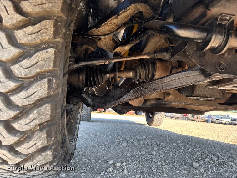 image for item ED1556 2000 Chevrolet Silverado 2500 flatbed pickup truck