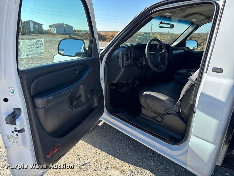 image for item ED1556 2000 Chevrolet Silverado 2500 flatbed pickup truck