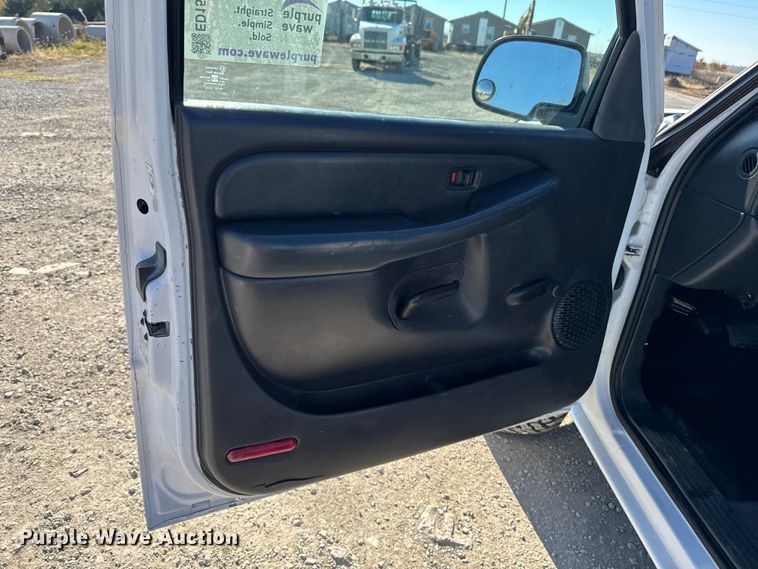 image for item ED1556 2000 Chevrolet Silverado 2500 flatbed pickup truck